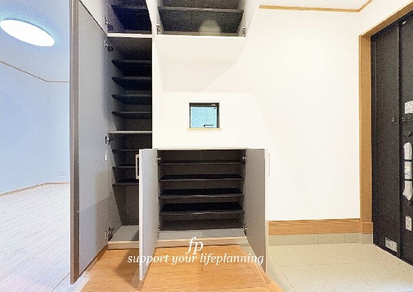 散らかりがちな玄関をスッキリと保てる玄関収納は、家の中に入る時最初に目に付く場所だからこだわりたい。落ち着いた色目が、室内のカラーやデザインと調和。