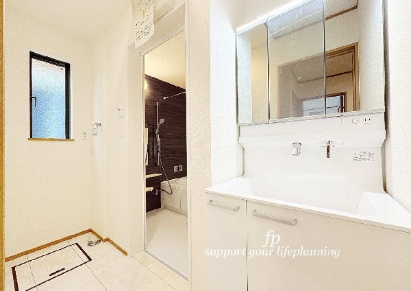 鏡の裏に収納棚を確保した三面鏡を採用。化粧品や歯ブラシなどを機能的に収納。また、三面鏡の本当の利点は三枚の鏡を合わせることで、頭の側面や背面が見れること。