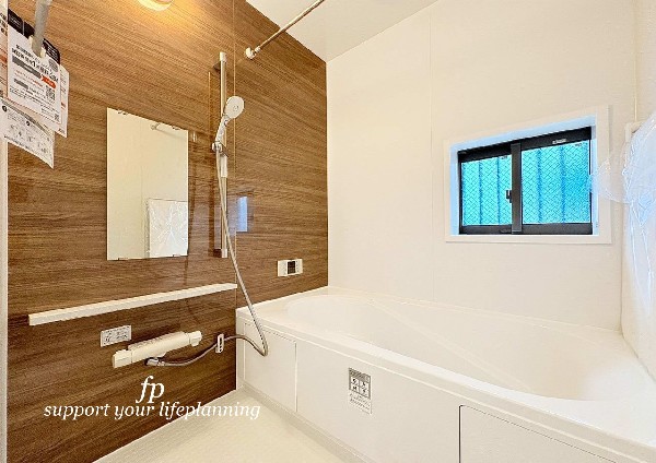 ゆったり入れる一坪バス。足を伸ばして入れるサイズは一日の疲れを癒すのに嬉しい広さ。お子様と一緒の入浴でも充分な広さです。