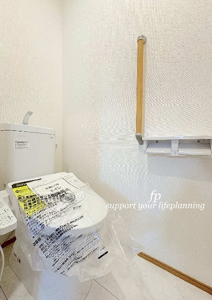 ウォシュレット、暖房便座機能付のトイレです。従来型に比べ節水効果があり、お手入れもしやすいので、家計も家事の負担も軽減してくれます。