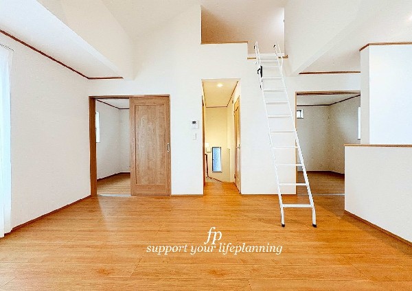 想像以上の質感が訪れる者の心を離さない。フローリング素材、窓の配置、壁面タイル、カラーバランス、どれをとってもワンランク上の仕上がり。