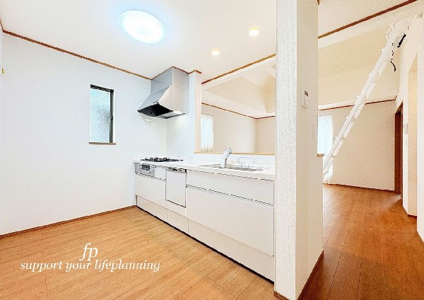 新しいキッチンは食事の支度も楽しく出来る。お手伝いをしてくれるお子様と並びながら準備や片付けが出来るキッチンは、ご家族のコミュニケーションを育む場として活躍します。