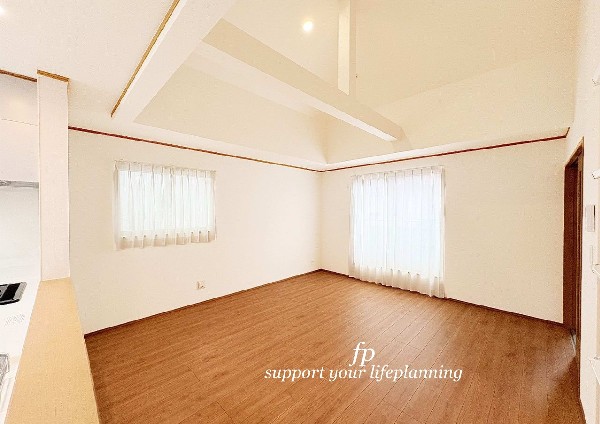 開放感を演出する勾配天井。実際の広さよりも空間の広がりを感じるので、より開放的な気分になります。天井が高いのでシーリングファンがとてもよく似合う、お洒落なＬＤＫを演出できます。