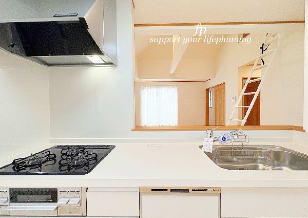 リビングで遊ぶお子様を見守りながらお料理が出来る対面式カウンターキッチンは、料理をしながらご家族との会話を楽しめます。