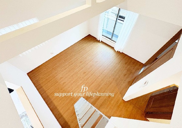 オープンな空間を生み出す、広がりとゆとり。家族と過ごす時間を大切にしたい方にぴったりのゆとりある住空間です。日差しがリビングの隅々までしっかりと届きます。