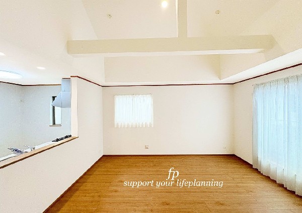 大切な家族が集まるからこそLDKにはこだわりたい。日当たりのよい広いＬＤＫを、子供たちが元気に走り回っている姿を見た時「広い家にして良かった」と思う。