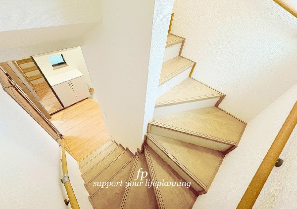 階段部分には自然の光を取り込むことの出来る、窓を配置しており明るい空間！お掃除の際には空気の換気などにも便利です。