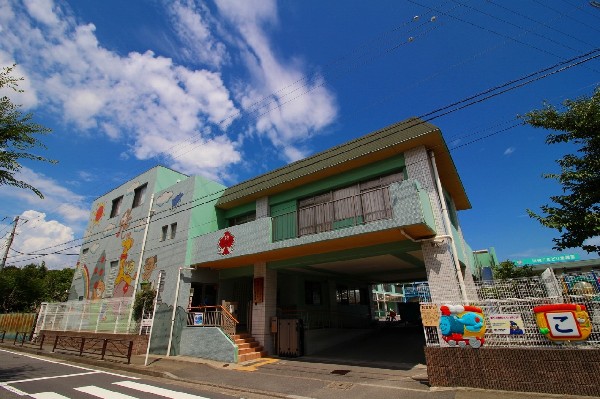 周辺環境:川崎こまどり幼稚園(豊かな自然に囲まれ、園舎・園庭から子供たちの元気な声が聞こえてきます。できることが増えていく、お子様の成長が楽しみです。)