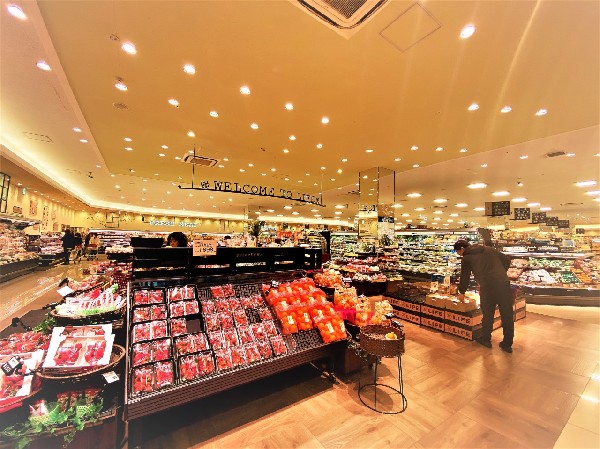 周辺環境:ライフ有馬五丁目店　(食べ盛りのお子様がいるご家庭の強い味方、魅力の量・価格のスーパーが近くにあると、とても心強いですね)