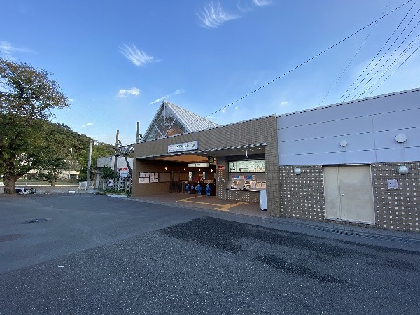 周辺環境:こどもの国駅(長津田駅から出るこどもの国線の終着駅。駅周辺も自然が豊かで、のんびり暮らしたい人向き。)