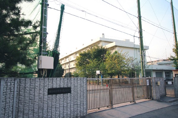 周辺環境:東市ヶ尾小学校(青葉区市ケ尾町にある公立小学校。学生やその周辺ではヒガイチと略される。)