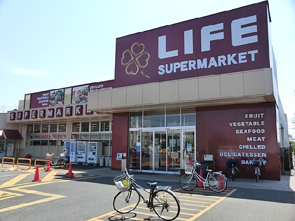 周辺環境:ライフコーポレーション川崎京町店(幹線道路沿いにあり、自転車や車で立ち寄りやすい駐車場完備のスーパーです。)