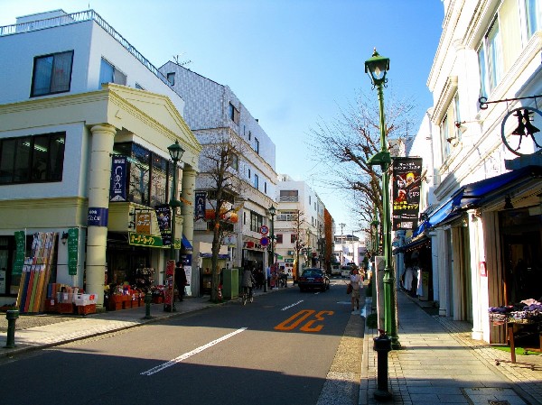 周辺環境:エルム通り商店街(ギリシャ風建築の風情ただよう商店街には、個性光る素敵なお店がいっぱい。)