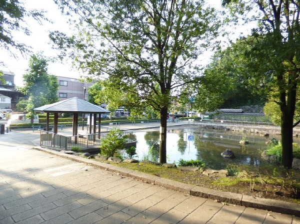 周辺環境:王禅寺ふるさと公園(多摩丘陵の豊かな自然を生かし、水と緑をテーマとして作られた公園。多目的広場、芝生広場、自然林を生かした散策道、富士山展望広場などあり。)