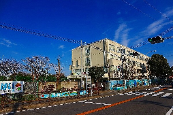 周辺環境:宮崎台小学校(お子様が一日の中でも長い時間を過ごす小学校。のびのびと過ごし、広い校庭で元気に駆け回ったり、どんどん成長していく姿が目に浮かびます。)