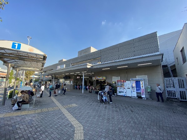 周辺環境:藤が丘駅(青葉台駅の渋谷寄り、一つ手前の各駅停車駅です。駅前にショッピングセンターやドラッグストアなどが一通り揃っています。)