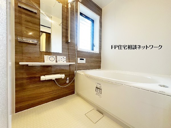 木調パネルがくつろぎを演出するバスルーム。ゆったり浸かれる浴槽と窓付きで換気も安心。1日の疲れをリセットできる心地よいリラックス空間です。