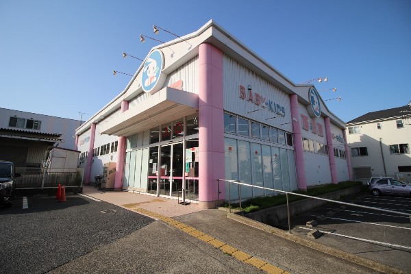 周辺環境:西松屋川崎久末店(ベビーキッズ用品専門店。衣料品、おむつ、離乳食、ベビーカー等育児用品全般が揃います。)