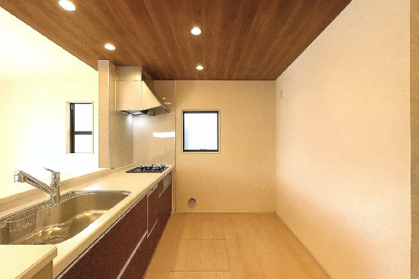 毎日使うキッチン周りが綺麗で清潔に保たれていると、お料理を作るのも楽しくなりますよね。おしゃれなペンダントライトや飾り棚など、機能性とデザイン性を持たせたキッチンで気持ちよくお料理が出来そうです。