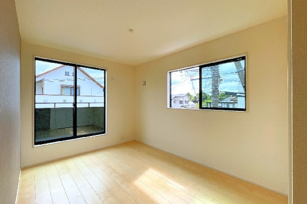 光が取り込みやすい2面採光の居室。日当たり良好です。しっかりとした大きさのクローゼットを完備し、収納スペースも十分。