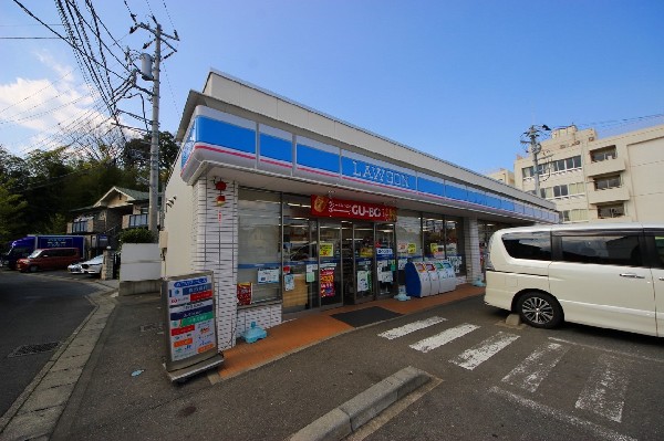 周辺環境:ローソン川崎野川店(「マチのほっとステーション」をスローガンに掲げる通り、忙しい日々に「ほっ」とするひとときをもたらします。)