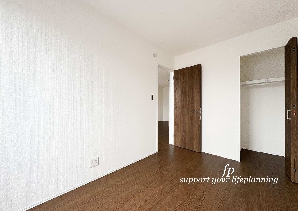 シックな色合いを基調にしたフローリングは心地よく飽きのない色合いで、カーテン、家具などのインテリアを合わせやすいのもうれしい。