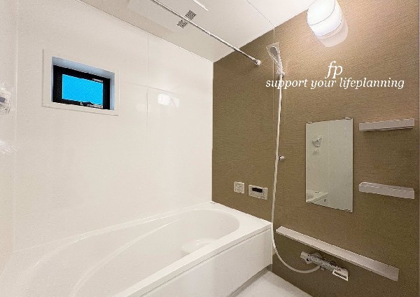 ゆったり入れる一坪バス。足を伸ばして入れるサイズは一日の疲れを癒すのに嬉しい広さ。お子様と一緒の入浴でも充分な広さです。