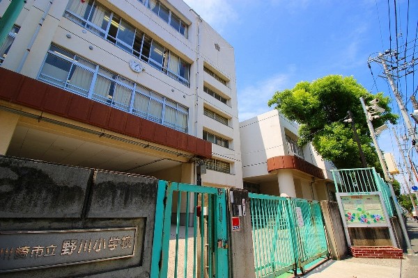 周辺環境:野川小学校(明治6年創立で約155年の歴史がある学校。総生徒数約780人で各学年120～130人。)