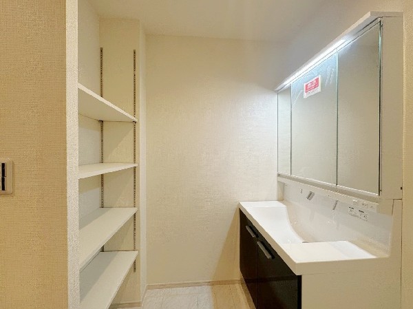 広々洗面室で、朝の身支度も快適スムーズに。たっぷりの収納がありますので、ご家族分のバスタオルやパジャマ、アメニティを収納するなど使いやすさも充実。