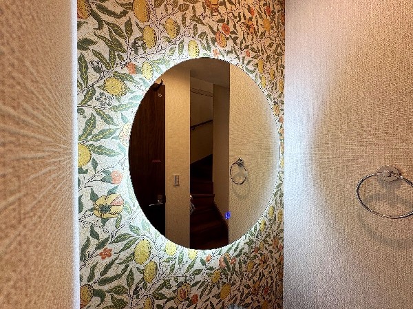 趣向を凝らした洗面台は、使うたびゴージャスな気分にしてくれます。洗面ボウル、大きな鏡、ライト、どれをとっても美しい空間。