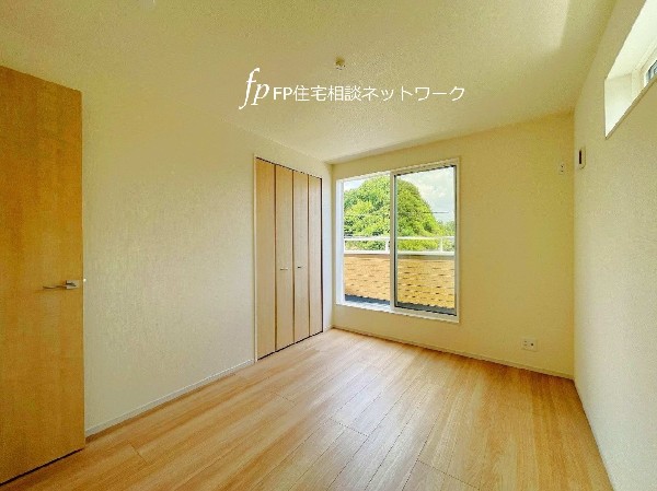 バルコニーに面した2面採光の居室。いつも明るく風通しの良い空間は、健康的な日常生活を助ける快適な居住スペースとなります。