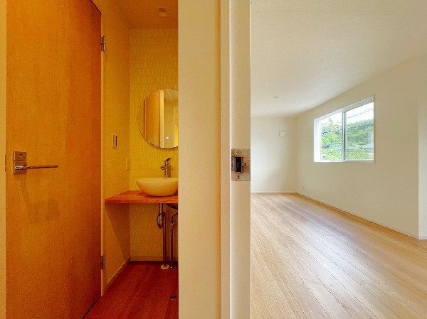 2階トイレ前洗面台。各階に独立した洗面台があるのは衛生的にもうれしい配慮です。