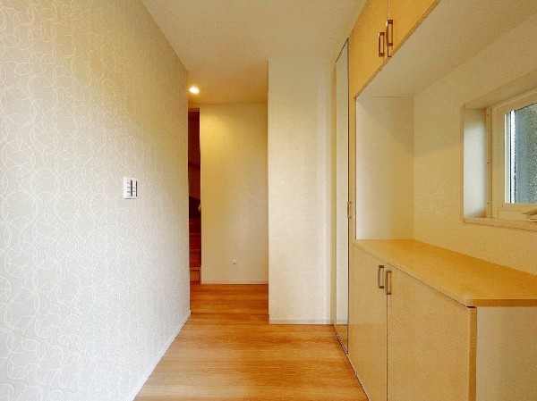 圧迫感のない、ディスプレイスペースのある玄関収納は、天井まであるタイプのため、ご家族全員分の靴を入れても余裕があります。