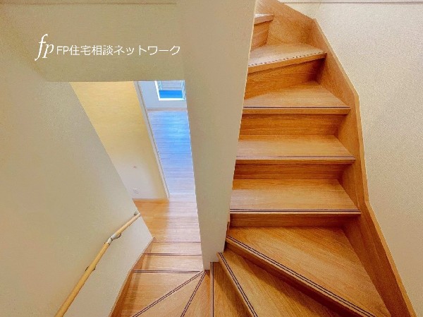 足元を明るく照らす窓のある階段は、手摺り付き。お子様やご年配の方はもちろん、お荷物を持っての移動にも助かります。