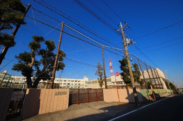 周辺環境:谷本中学校(昭和22年創立で70周年以上の歴史ある中学校。各学年6～7クラスあり、総生徒数約720人の大規模な中学校。)