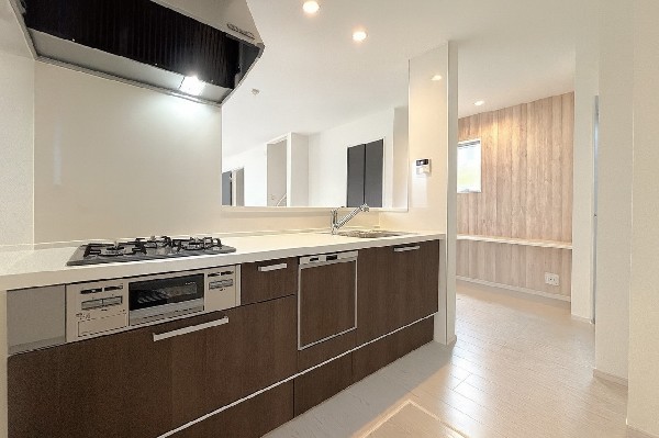 毎日使うキッチン周りが綺麗で清潔に保たれていると、お料理を作るのも楽しくなりますよね。機能性とデザイン性を持たせたキッチンで気持ちよくお料理が出来そうです。