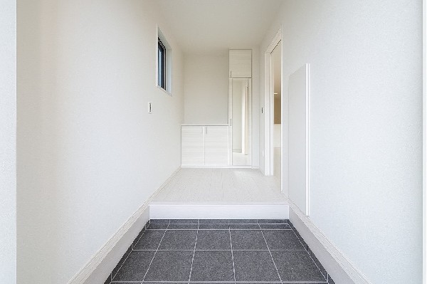 散らかりがちな玄関もスッキリと保てる玄関収納は、家の中に入る時一番最初に目に付く場所だからこだわりたいですよね！