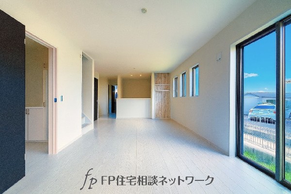 大切なご家族が集まるからこそLDKにはこだわりたいですよね！休日はおひさまの光をたっぷりと取りこめるリビングでゆったりと過ごしませんか？