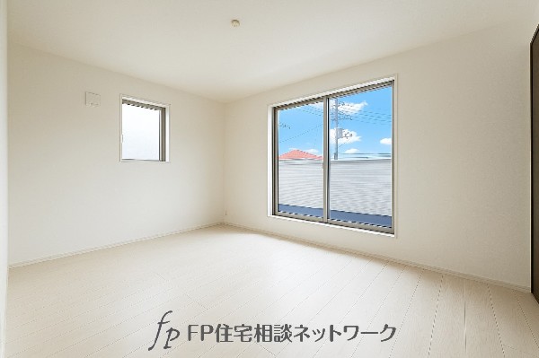 光が取り込みやすい2面採光の居室。日当たり良好です。しっかりとした大きさのクローゼットを完備し、収納スペースも十分。