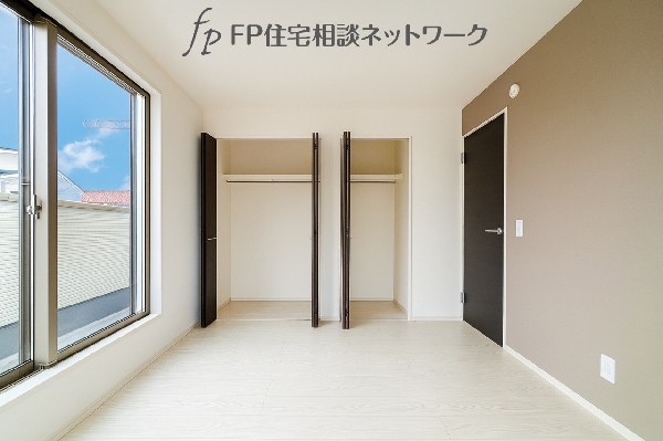 全居室には大型の収納クローゼットを完備！普段使いのお洋服や小物はもちろん、季節物のお洋服などもしっかりと整理整頓おしまい頂けます。