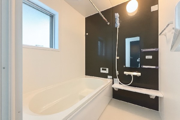 ご家族との憩いの場として、一日の疲れを癒す場として、ゆったりと足を伸ばしてくつろげる綺麗で清潔感のある色味の浴室。