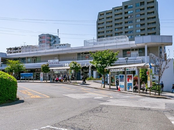 周辺環境:鷺沼駅(準急、急行列車も停車します。駅前は人や車の行き来が多いですが、離れると一変、のどかな雰囲気の住宅街が広がっています。)