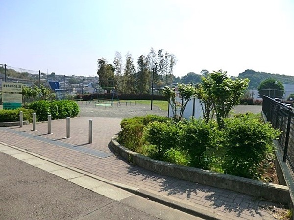 周辺環境:東有馬植木の里公園(とても開放的な公園で晴れた日にはボール遊びやバトミントンなどで遊ぶのにお子さんが喜びそうな場所。)