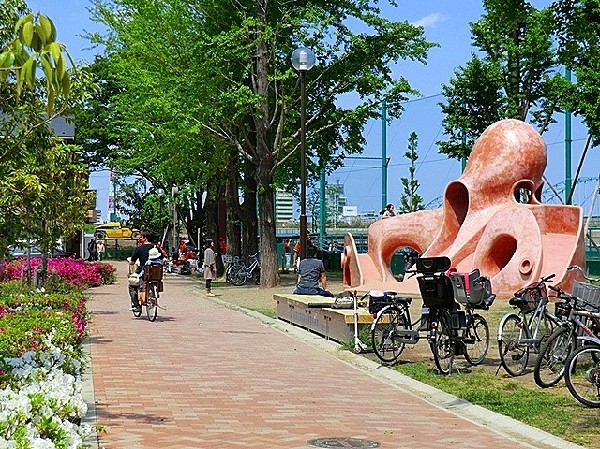 周辺環境:御幸公園(多摩川の並びにある大きな公園です。お天気の良い日には広い芝生でピクニックなども楽しめます。)