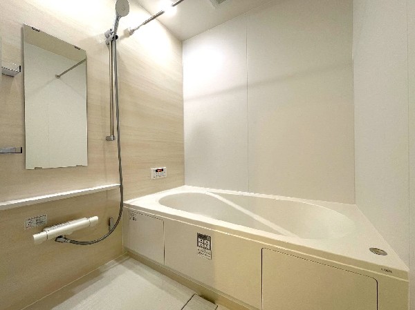 ご家族との憩いの場として、一日の疲れを癒す場として、ゆったりと足を伸ばしてくつろげる綺麗で清潔感のある色味の浴室。気持ちの良い光と爽やかな風をたっぷりと取りこめる開閉式の窓も設置しています。