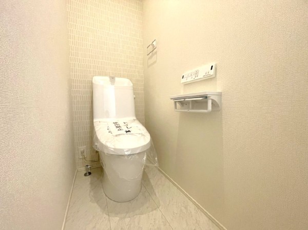 洗浄機能付き便座を標準装備。冬の寒い時期には暖房機能も活躍。快適にご利用いただけます。また、タンク奥のスペースを利用してちょっとした収納を造作することも可能。トイレットペーパーなど効率的に収納できます