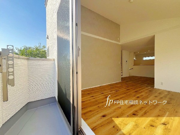 外観:自然と家族が集う明るく風通しの良い空間。2階リビングで、ご家族のプライバシーを守ります。