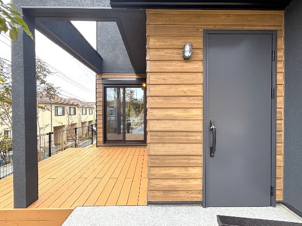 外観:ウッドデッキ