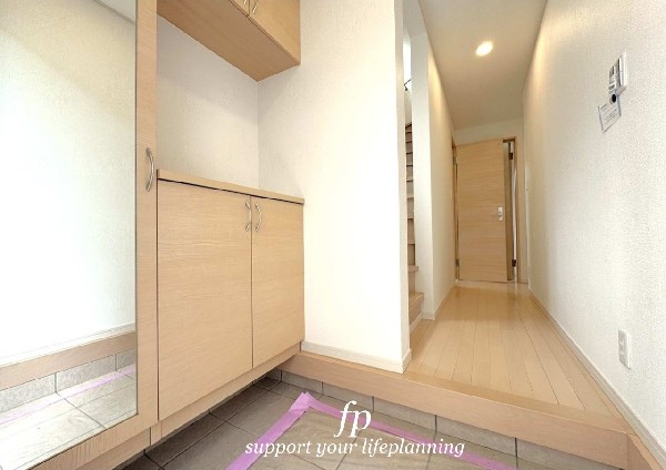 散らかりがちな玄関もスッキリと保てる玄関収納は、家の中に入る時一番最初に目に付く場所だからこだわりたいですよね！木目調の落ち着いた雰囲気の色目が、お部屋の雰囲気をそのまま表している家の顔です。