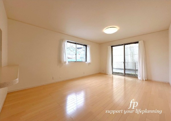 大切なご家族が集まるからこそLDKにはこだわりたいですよね！休日はおひさまの光をたっぷりと取りこめるリビングでゆったりと過ごしませんか？子供たちが元気に走り回っている姿が目に浮かぶ空間です。